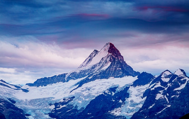 Panele Szklane Podświetlane  Wspaniały widok na masywną skałę w śnieżnym słońcu. Położenie Alpy Szwajcarskie, dolina Grindelwald.