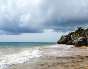 playa caribeña con marea