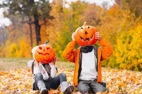 Kinder mit Halloween K&ouml;pfen
