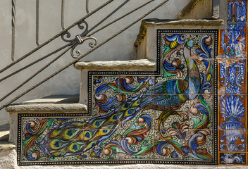 Dettaglio di una scala decorata con piastrelle di ceramica dipinta a mano raffiguranti un pavone colorato, Isola Bella, Lago Maggiore, Piemonte 