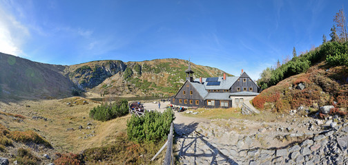 Karkonosze. Mały Staw i Samotnia PTTK. © Tomasz Warszewski