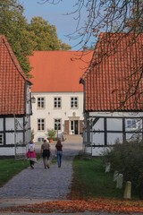 Fototapeta na wymiar Familie macht Ausflug zum malerischen Herrenhaus Gut Wulfshagen im Herbst