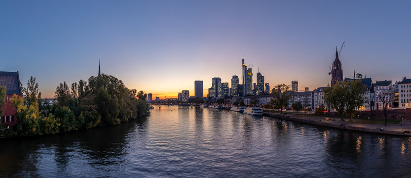 Frankfurt-Main-River-Panorama © d.pix