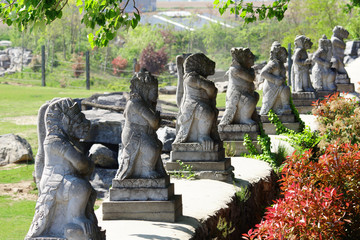 statues de pierre à Pairi Daiza