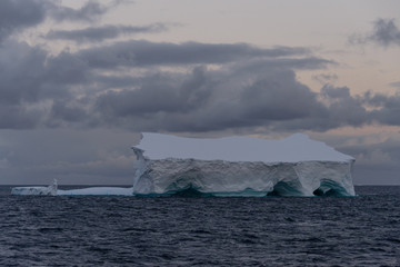 Fototapeta na wymiar Antarctic seascape tabular with iceberg