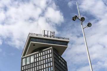 Hochhaus mit Schaukel auf dem Top in Amsterdam