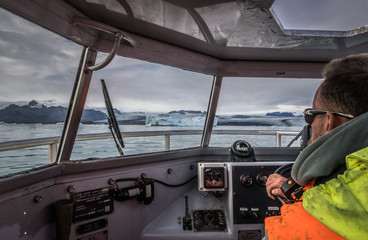 Navegando en barco anfibio por Jökulsárlón, Islandia