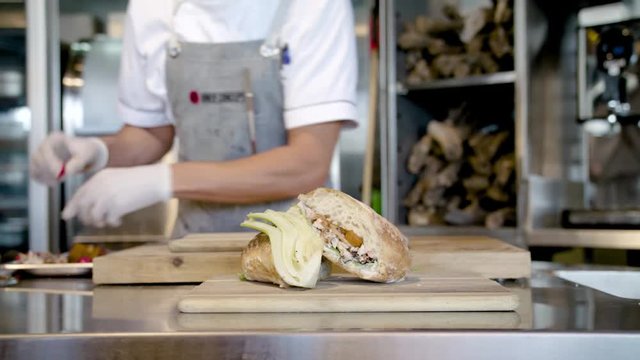  A dose of chicken sandwich with vegetables in the restaurant