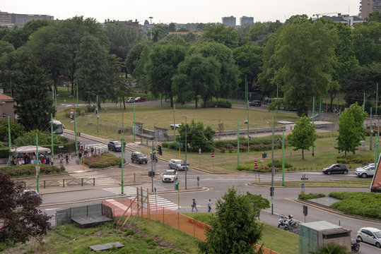 milano: veduta dall'alto di piazza Abbiategrasso con l'edificio della centrale idrica