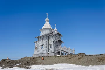 Foto auf Acrylglas Holzkirche in der Antarktis auf Bellingshausen Russische Antarktis-Forschungsstation und Hubschrauber © Alexey Seafarer