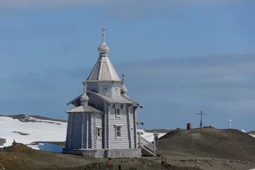 Sierkussen Houten kerk in Antarctica op Bellingshausen Russisch Antarctisch onderzoeksstation en helikopter © Alexey Seafarer