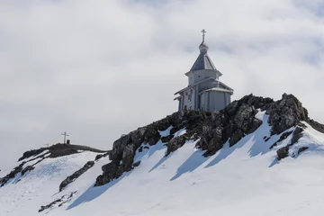 Deurstickers Houten kerk in Antarctica op Bellingshausen Russisch Antarctisch onderzoeksstation en helikopter © Alexey Seafarer