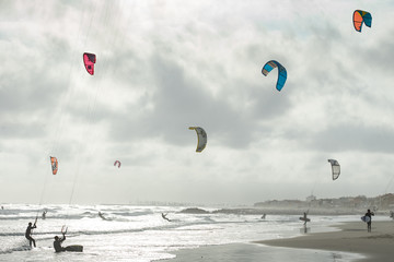 des kitesurf sur une plage en contre jour © Olivier Tabary