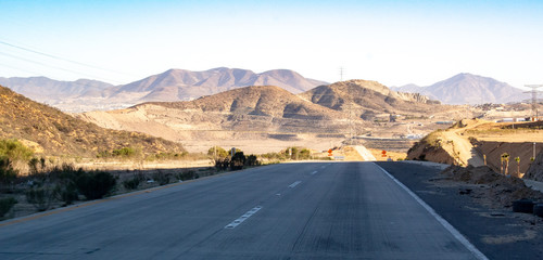 Montañas a lo lejos de la carretera