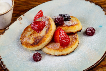 Cheese pancakes with berries