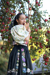 une belle femme récolte de pommes