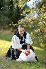 une belle femme récolte de pommes