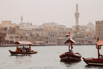 Fototapeta premium Wycieczkowe łodzie turystyczne po zatoce Dubai Creek w pobliżu starego miasta w dzielnicy Al Fahidi