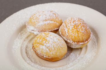 Sruffed nuts with cream