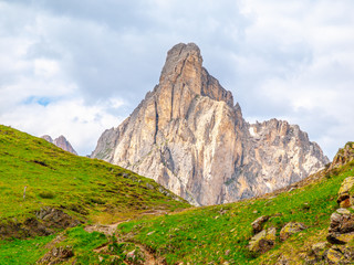 Obraz premium Passo Giau with Mount Gusela on the background, Dolomites, or Dolomiti Mountains, Italy.