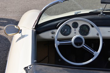 Armaturenbrett eines alten Cabrios