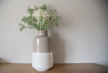 florero minimalista en dos colores con luz natural 