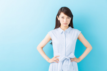 怒る女性