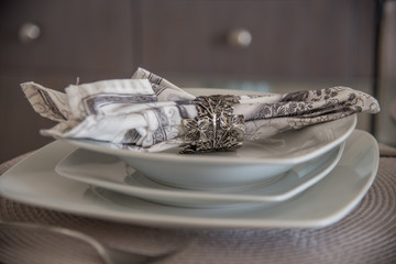 decoracion interior de mesa elegante en colores agua con elementos metalicos