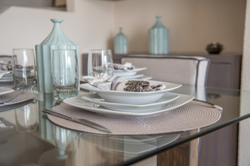 decoracion interior de mesa elegante en colores agua con elementos metalicos