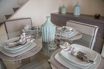 decoracion interior de mesa elegante en colores agua con elementos metalicos