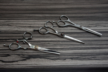 tijeras, navajas y peines para barberia y salon de belleza