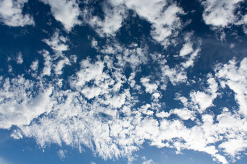 Dia ensolarado com muitas nuvens