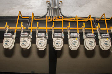medidores de gas en un condominio con tubos amarillos de coneccion