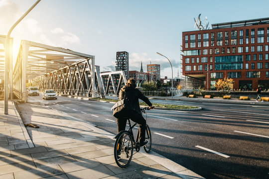 Fahrradfahrer in Hamburg HafenCity 