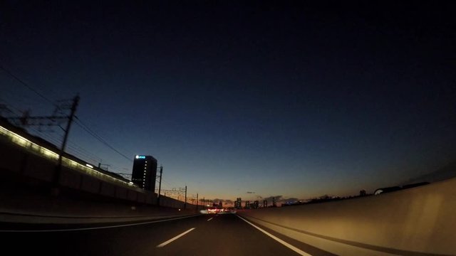 日本都市風景。夕方の国道357号線