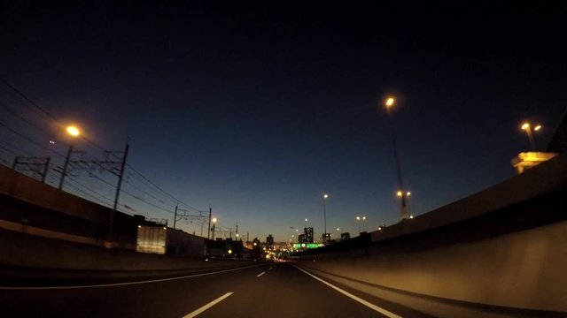 日本の道路。夕方の東京湾岸道路、国道３５７号