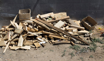 Many pieces and waste from wooden slats