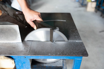 Craftsmen are using aluminum and aluminum cutting machines.