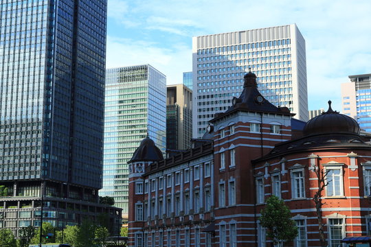 赤レンガ造の東京駅舎と丸の内高層ビル群