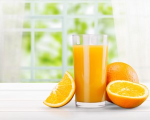 Orange juice and slices of orange on