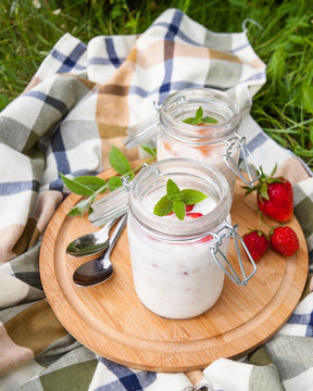 overnight oats with strawberries