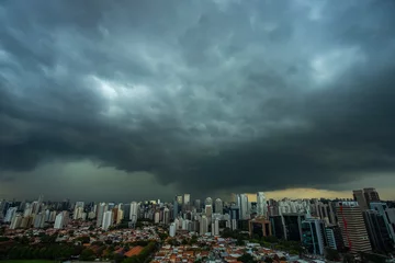 Poster De storm komt. Orkaan. Grond en hemel. Stadsgezicht. Sao Paulo stadslandschap, Brazilië Zuid-Amerika. © Ranimiro