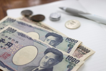 Fototapeta premium お金の計算 硬貨、紙幣、電卓、ノート、ペン