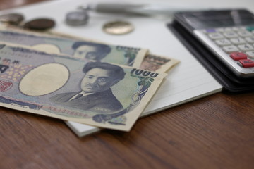 お金の計算　 貨幣、紙幣、電卓、ノート、ペン