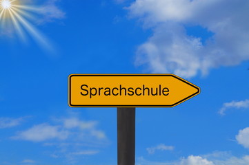 Ein Schild zeigt Richtung einer Sprachschule