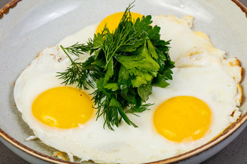 Fried eggs with herbs