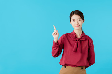 指さす女性