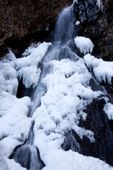 凍結した滝と雪