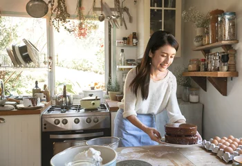 Crédence de cuisine en verre imprimé Cuisinier Japanese woman making chocolate fudge cake