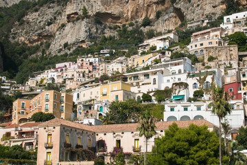 Case colorate nel centro di Positano in Campania